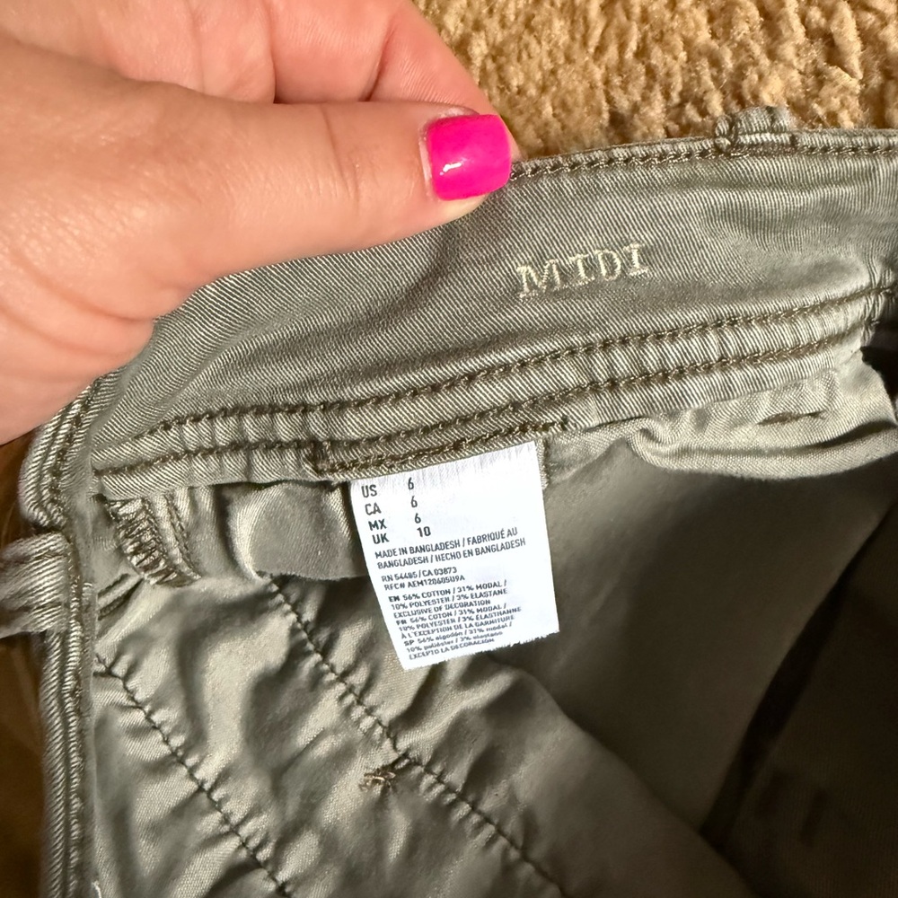 American Eagle Outfitters Women's Olive Green Cargo Shorts - Picture 3 of 3